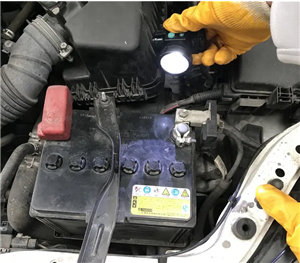 Apa yang harus diperhatikan sewaktu menambahkan elektrolit atau make-up air ke baterai asam timah